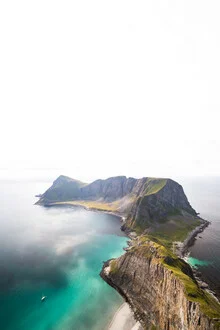 Landschaft mit dramatischer Steilküste in Norwegen, sanfte Farben und ruhige Atmosphäre.