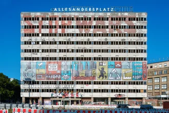 Fotokunst von Michael Belhadi: geschäftiger Berlin Alexanderplatz mit urbanem Flair