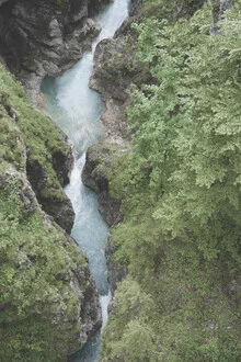 Fotokunst: Wanderer entlang eines Gebirgsbachs in grünen Alpenlandschaften