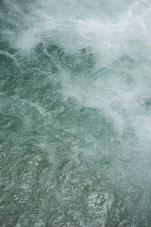 Fotokunst von Studio Na.hili: erfrischendes Gletscherwasser in ruhiger blauer Umgebung