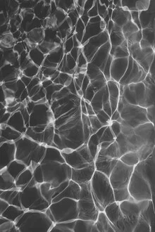 Fotokunst von Studio Na.hili: elegante Schwarz-Weiß-Reflexion des Wassers