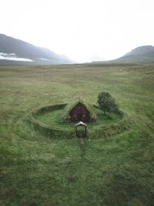 Fotokunst von Jonas Hafner: Grafarkirkja in der ruhigen isländischen Landschaft