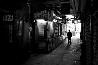 Fotokunst von Brett Elmer: ruhige Gasse in Hongkong, schwarz-weiße Darstellung.