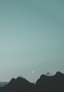 Pascal Genzel, The Moon shines bright over the Mountains - Norway, Europe)