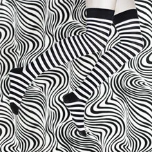 Fotokunst von Manuela Deigert: psychedelisches Muster mit fliegenden Streifen und Beinen