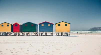Fotokunst von Eva Stadler: Blick auf den Strand von Muizenberg mit farbenfrohen Strandhütten
