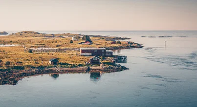 Stillleben in Lofoten: ruhige Komposition mit rotem Haus und Meer im Hintergrund