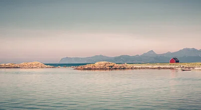 Minimalistische Fotokunst von Eva Stadler: rote Hütte am Nordmeer in Norwegen