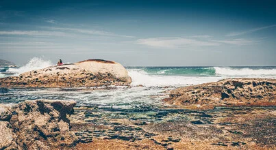 Wunderschöne Fotokunst von Eva Stadler: Frau am Strand mit Wellen im Hintergrund