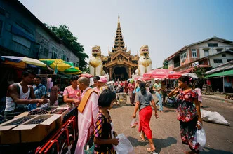 Fotokunst von Jim Delcid: lebendiger Markt in Yangon mit Löwenskulpturen