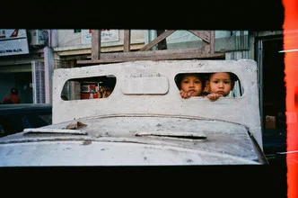 Wunderschönes Bild von Kindern in Myanmar, die an einem Fenster spielen.