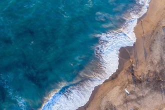 Fotokunst von Roman Becker: entspannter Strandtag in Indonesien mit sanften Wellen
