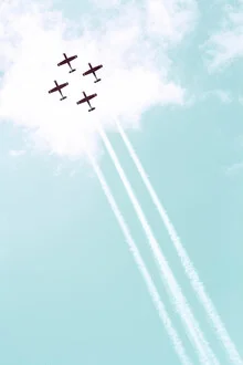 Fotokunst von Tal Paz-fridman: vier militärische Jets in Formation am Himmel