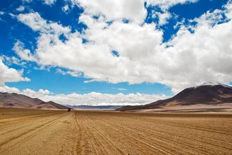 Fotokunst von Marco Entchev: ruhige Straße im bolivianischen Altiplano