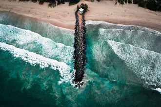 Fotokunst von Tobias Winkelmann: sanfte Wellen in Blau und Orange am Strand von Australien
