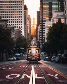 Fotokunst von Dimitri Luft: Straßenbahn bei Sonnenaufgang in einer Stadtlandschaft.