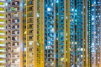 Fotokunst von Roman Becker: Hochhäuser in bunten Farben und urbanem Lebensstil