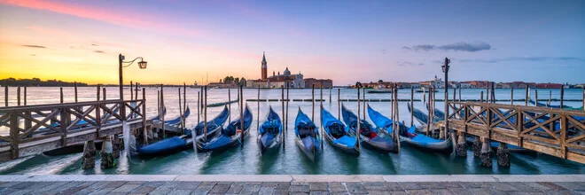 Fotokunst von Jan Becke: Venedig Panorama bei Sonnenaufgang mit Gondeln und Lagune