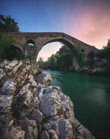 Fotokunst von Jean Claude Castor: römische Brücke bei Sonnenuntergang in Asturien