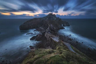 Wunderschöne Langzeitbelichtung der Gaztelugatxe-Halbinsel in Spanien zur blauen Stunde.