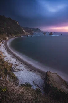 Fotokunst: Sonnenuntergang an der Playa de Silencio mit dramatischen Wolken und ruhigem Meer