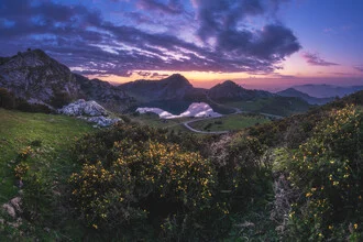 Fotokunst von Jean Claude Castor: Panorama der Lagos de Covadonga bei Sonnenuntergang