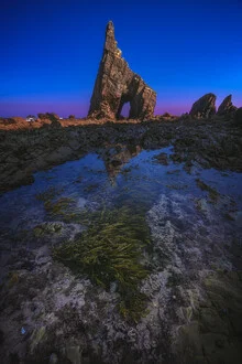 Mondschein über Felsen an der Playa Campiecho in Asturien