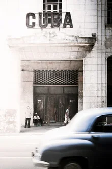 Fotokunst von Tillmann Konrad: Straßenansicht mit Oldtimern in Havanna