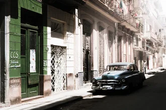 Photo art by Tillmann Konrad: relaxed scene featuring a classic car in Havana