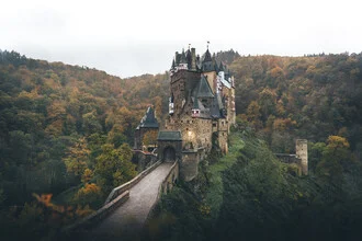 Fotokunst von Christoph Sangmeister: herbstliche Burg Eltz umgeben von buntem Laub