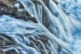 Fotokunst von Rolf Schnepp: dynamische Bewegung von Wasser und Felsen in Blau