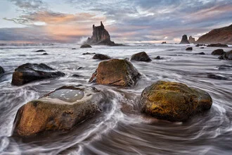 Fotokunst von Rolf Schnepp: idyllischer Strand bei Dämmerung mit sanften Wellen