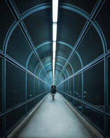 Fotokunst von Dimitri Luft: Symmetrische Tunnelansicht mit nächtlichem Lichtspiel