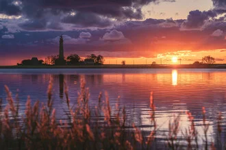 Fotokunst von Jean Claude Castor: Leuchtturm Flügge bei Sonnenuntergang an der Ostsee