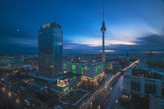 Fotokunst von Jean Claude Castor: Berlin Skyline bei der blauen Stunde mit Wolken