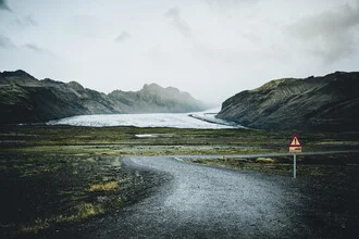 Gravel road to Vatnajökull: rocky path surrounded by clouds and a glacier.