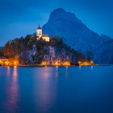 Fotokunst von Martin Wasilewski: Blaue Stunde über dem Traunsee in Traunkirchen