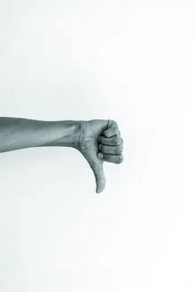 Fotokunst von Studio Na.hili: Hände in entspannter Position zeigen Gesten.