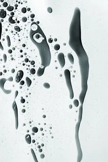 Abstrakte Fotokunst mit bunten Tropfen auf grauem Hintergrund