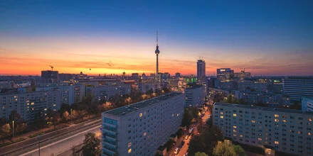 Fotokunst von Jean Claude Castor: Berlin Skyline Panorama bei Sonnenuntergang