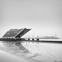 Fotokunst von Dennis Wehrmann: ruhige Hafenansicht bei Nebel in Hamburg