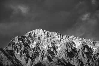 Wandbild von Marius Kayser: dunkler Felsen im Nationalpark Kanada