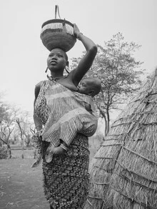 Junge Mursi Frau mit ihrem Baby - fotokunst von Phyllis Bauer