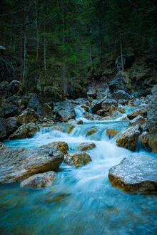 Fotokunst von Martin Wasilewski: Gebirgsbach in den Alpen mit sanften Wasserläufen