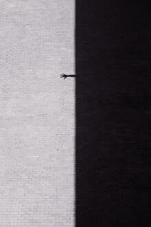 Schwarz-Weiß Fotokunst: Silhouette einer Hand mit starkem Kontrast und Schatten