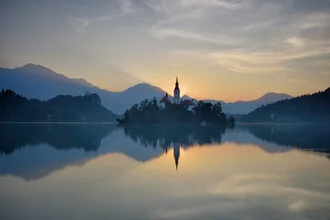 Fotokunst von Rolf Schnepp: Sonnenaufgang über dem Bleder See mit ruhiger Atmosphäre