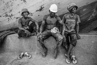 Photo art by Timo Keitel: Dock workers in Jakarta with soft colors