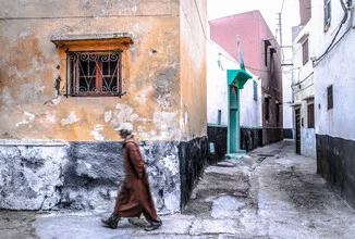 Photo art by Timo Keitel: Passerby in the streets of El Jadida, Moroccan architecture.