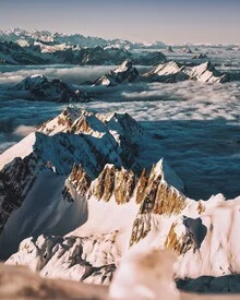 Schöne Winterlandschaft mit dem Säntis und Wolken über den schneebedeckten Gipfeln.
