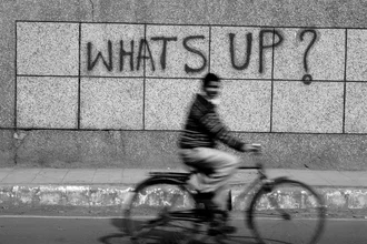 Fotokunst von Jagdev Singh: Fahrradfahrer auf einer belebten Straße in Indien.